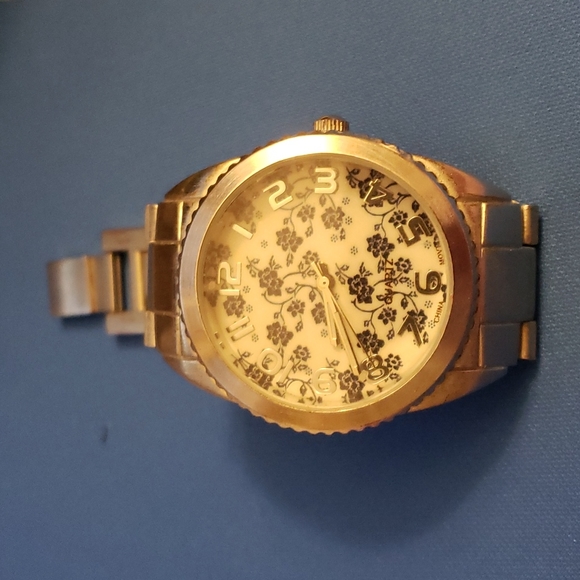 Avenue Silver watch w/blue and white face - Picture 1 of 3